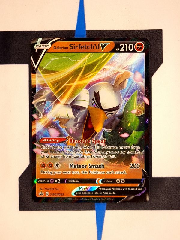 pokemon-karte-galarian-sirfetch_d-v-swsh-black-star-promos-043-englisch